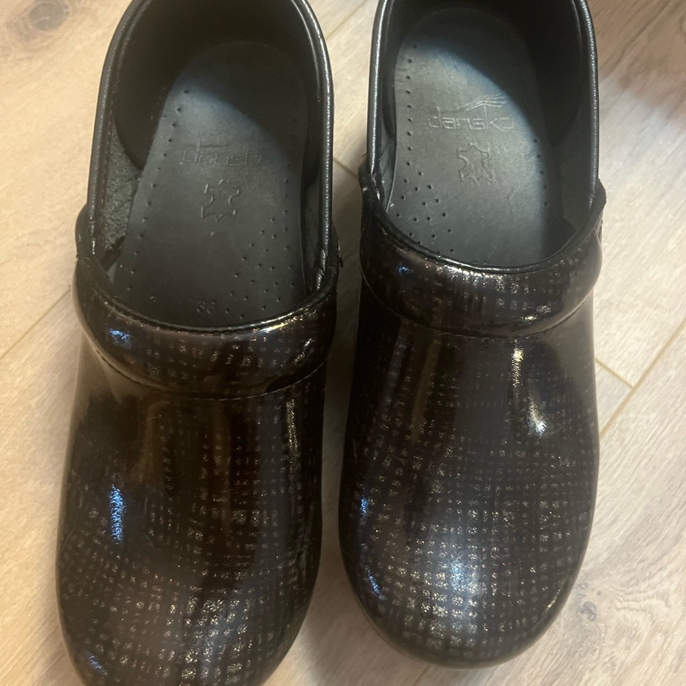 Sanita Marbled Black and Brown Clogs